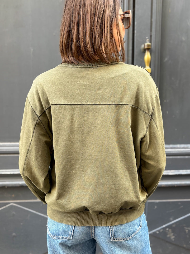 Sweat rock kaki à motifs fleurs roses