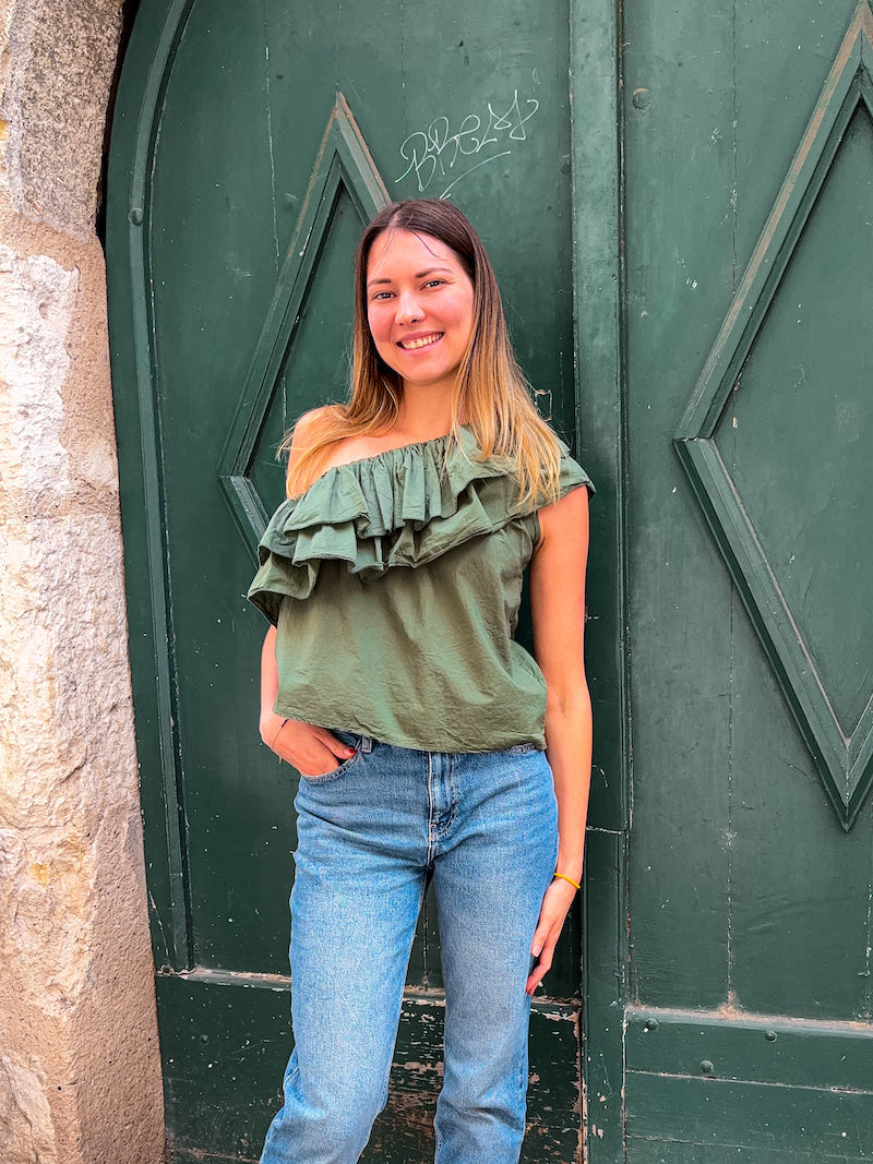 Top asymétrique kaki à volants