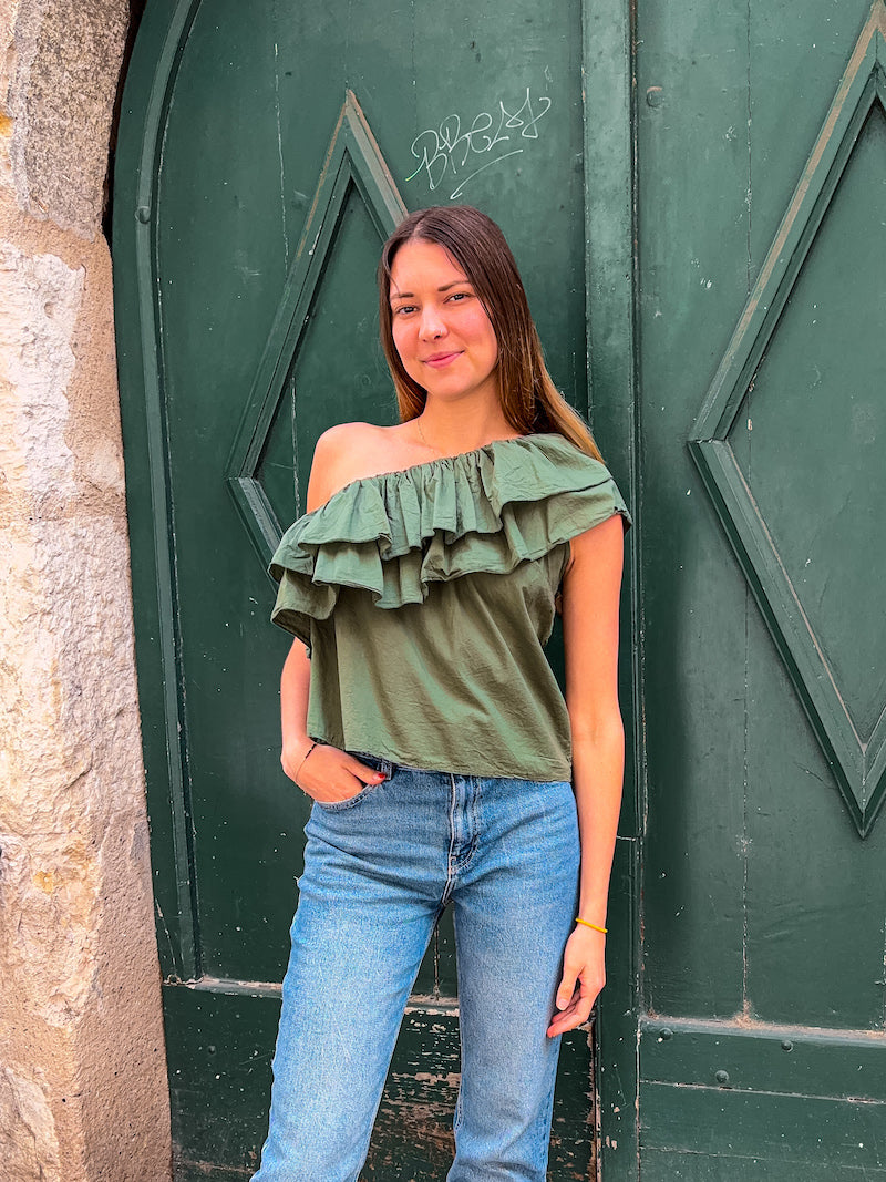 Top asymétrique kaki à volants