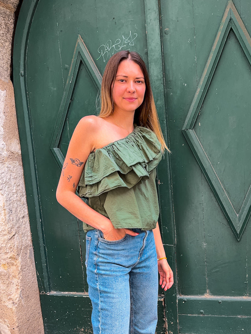 Top asymétrique kaki à volants