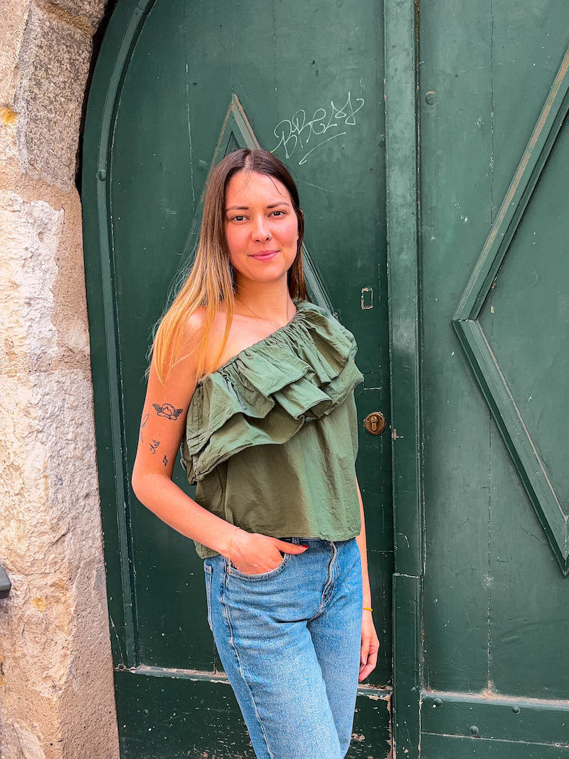 Top asymétrique kaki à volants