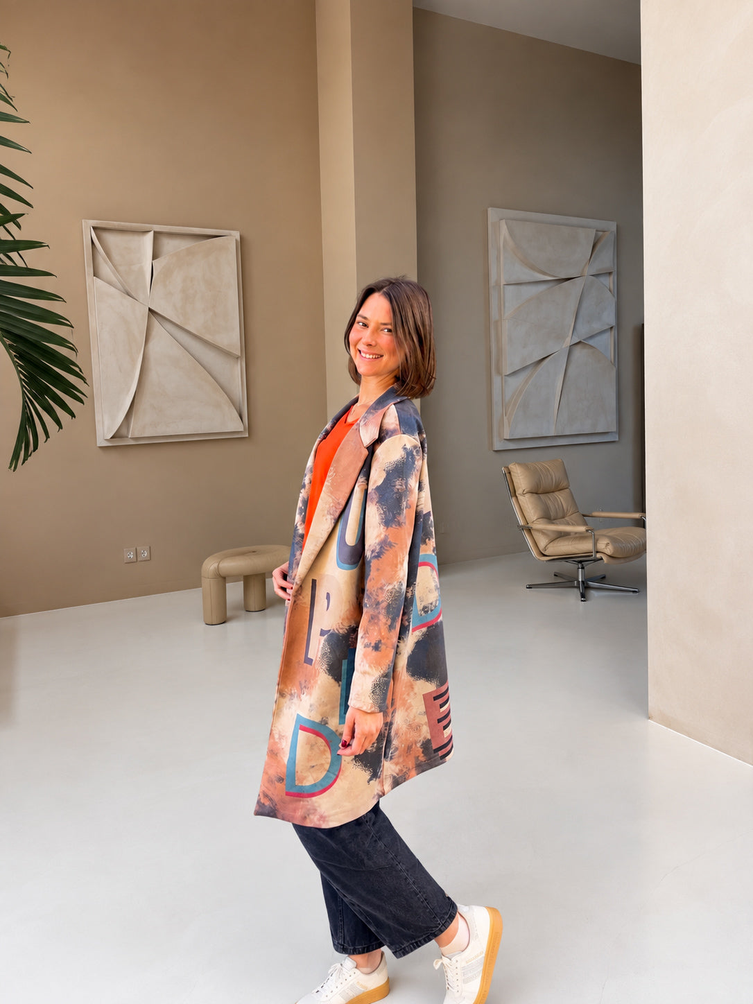 Veste longue imprimée graphique – L’originalité colorée & le style contemporain