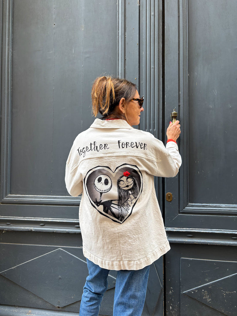 Veste en jean blanc cassé oversize customisée de Calavera - esprit Tim Burton