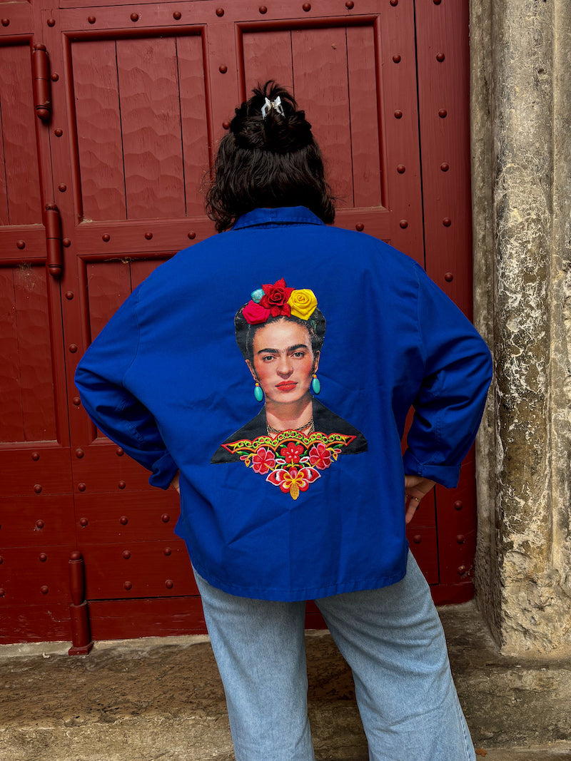 veste bleu oversize customisée frida kahlo
