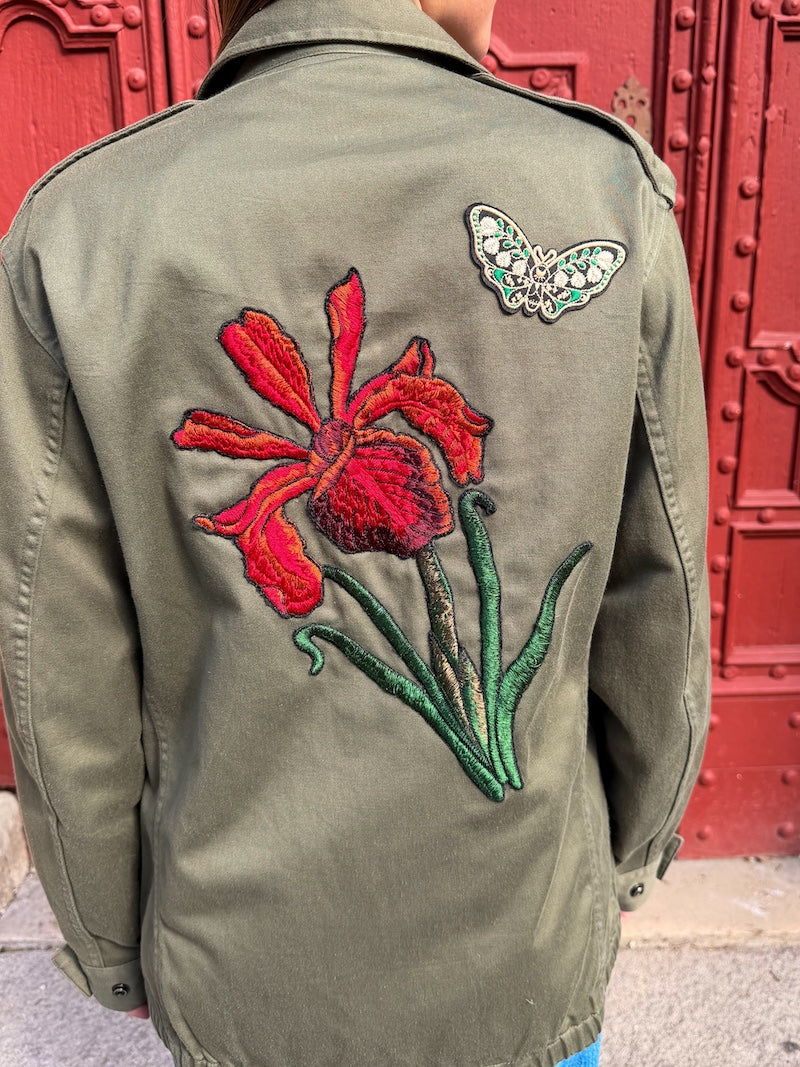 Veste kaki militaire brodée de fleurs