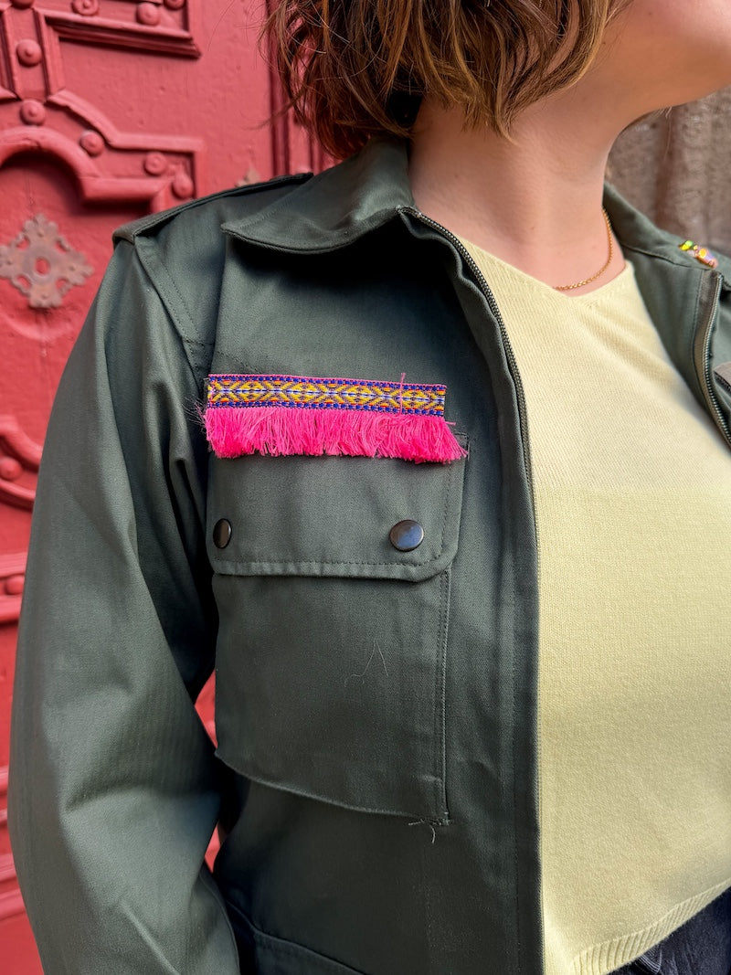 Veste kaki pour femme brodée à l'effigie de Frida Kahlo