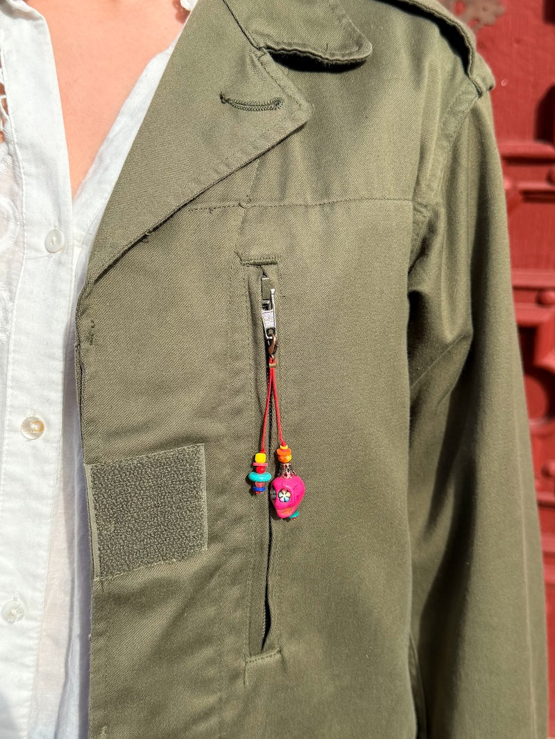 Veste kaki militaire brodée de fleurs