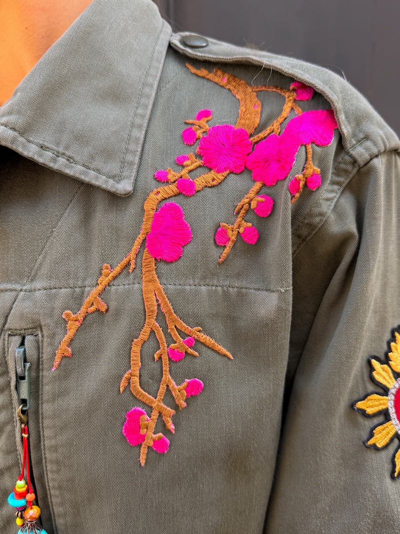 Veste militaire customisée à l'effigie de Frida Kahlo