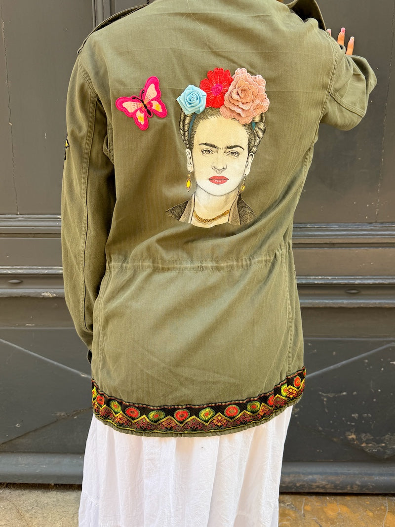 Veste militaire customisée à l'effigie de Frida Kahlo