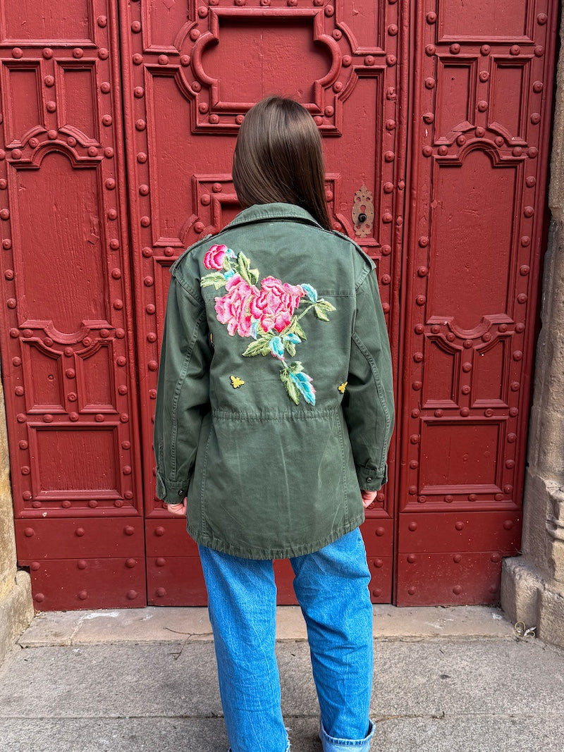 Veste militaire kaki pour femme customisée de Fleurs