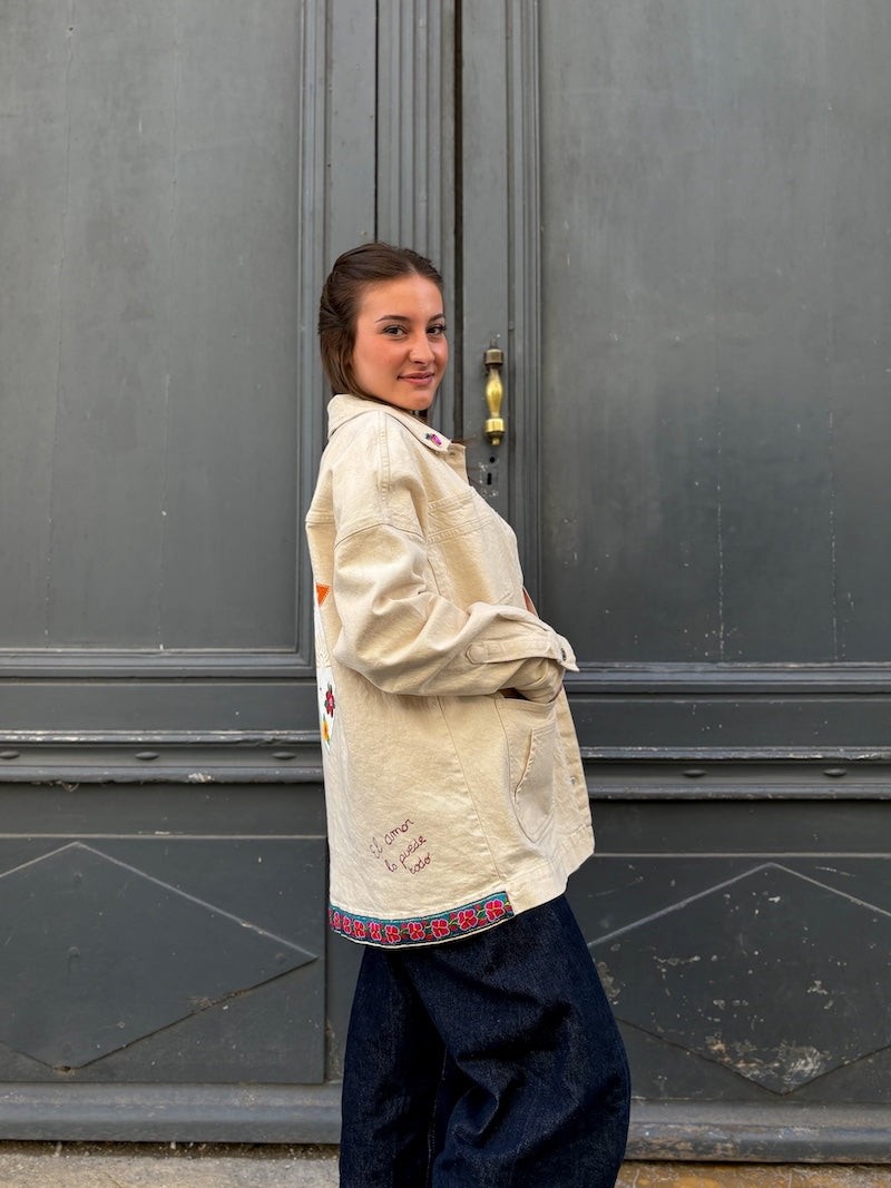 Veste en jean oversize peinte à la main d'un coeur sacré Milagros
