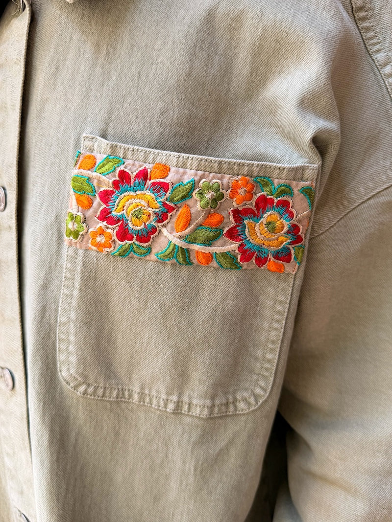 veste en jean personnalisée et customisée pour femme