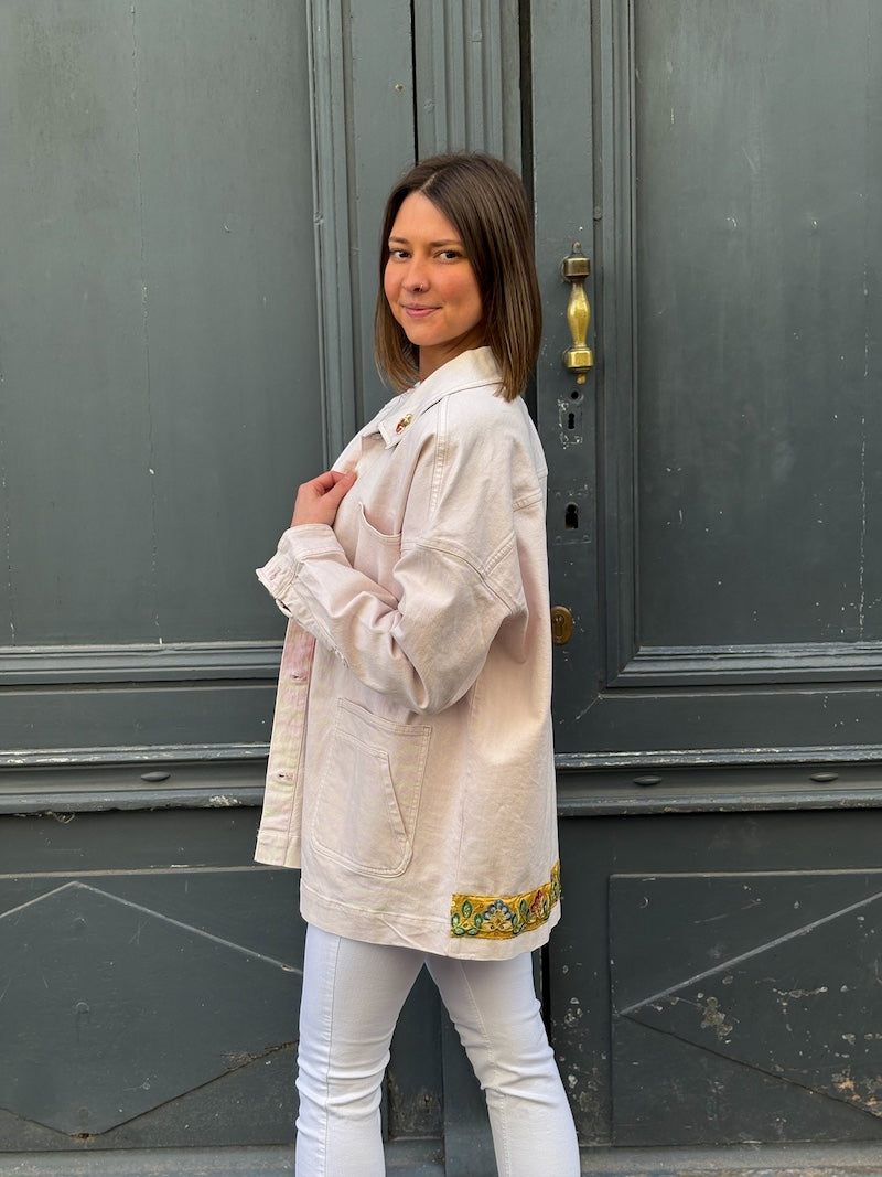 Veste rose oversize peinte à la main d'un coeur