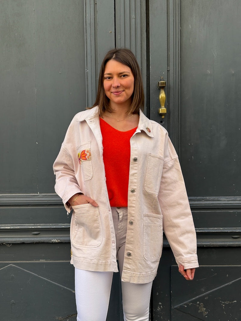 Veste rose oversize peinte à la main d'un coeur
