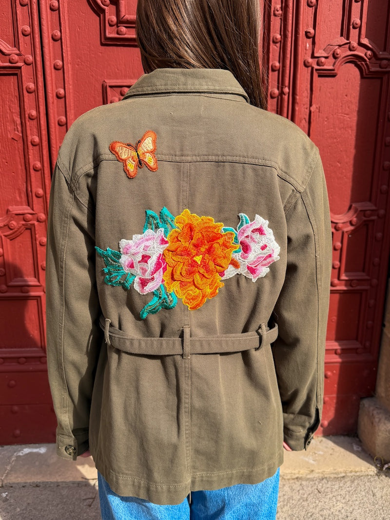Veste kaki ceintrée brodée de fleurs