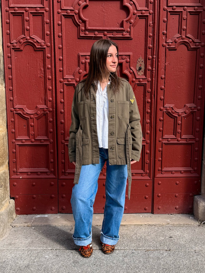 Veste kaki ceintrée brodée de fleurs