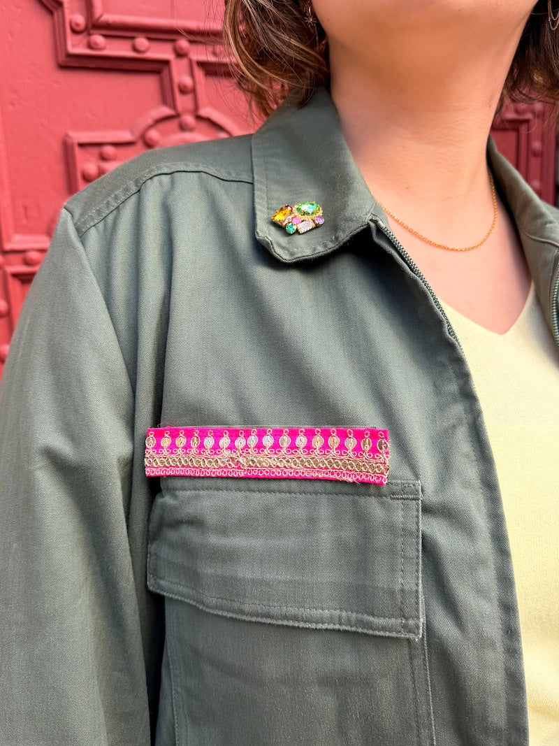 Veste kaki militaire customisée de fleurs