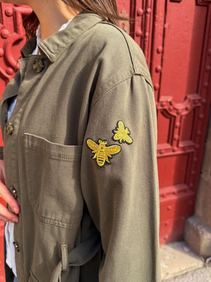 Veste kaki ceintrée brodée de fleurs