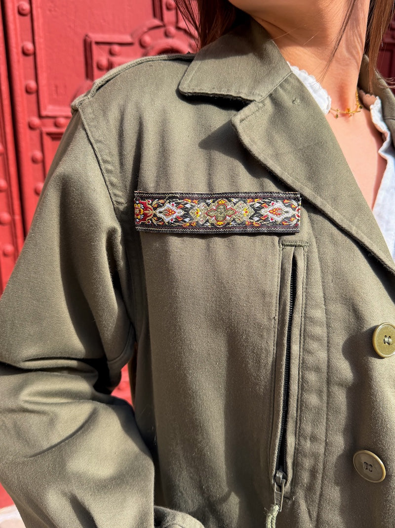 Veste kaki militaire brodée de fleurs