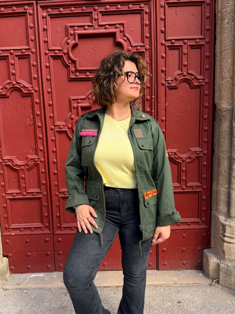 Veste kaki pour femme brodée à l'effigie de Frida Kahlo