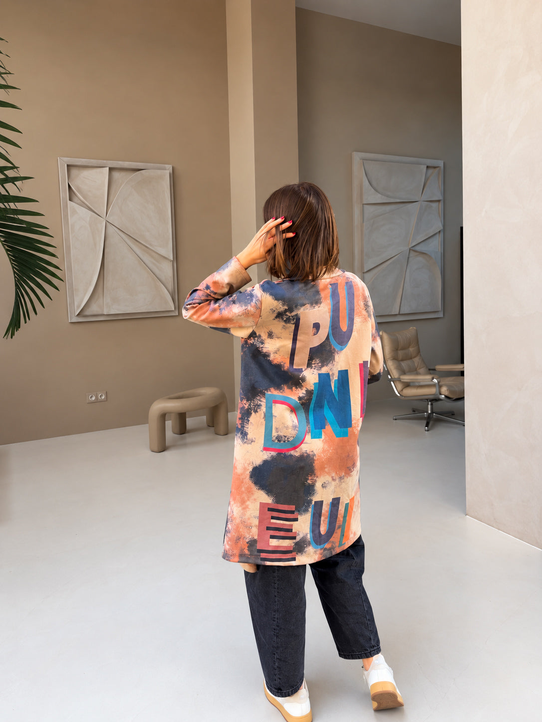 Veste longue imprimée graphique – L’originalité colorée & le style contemporain