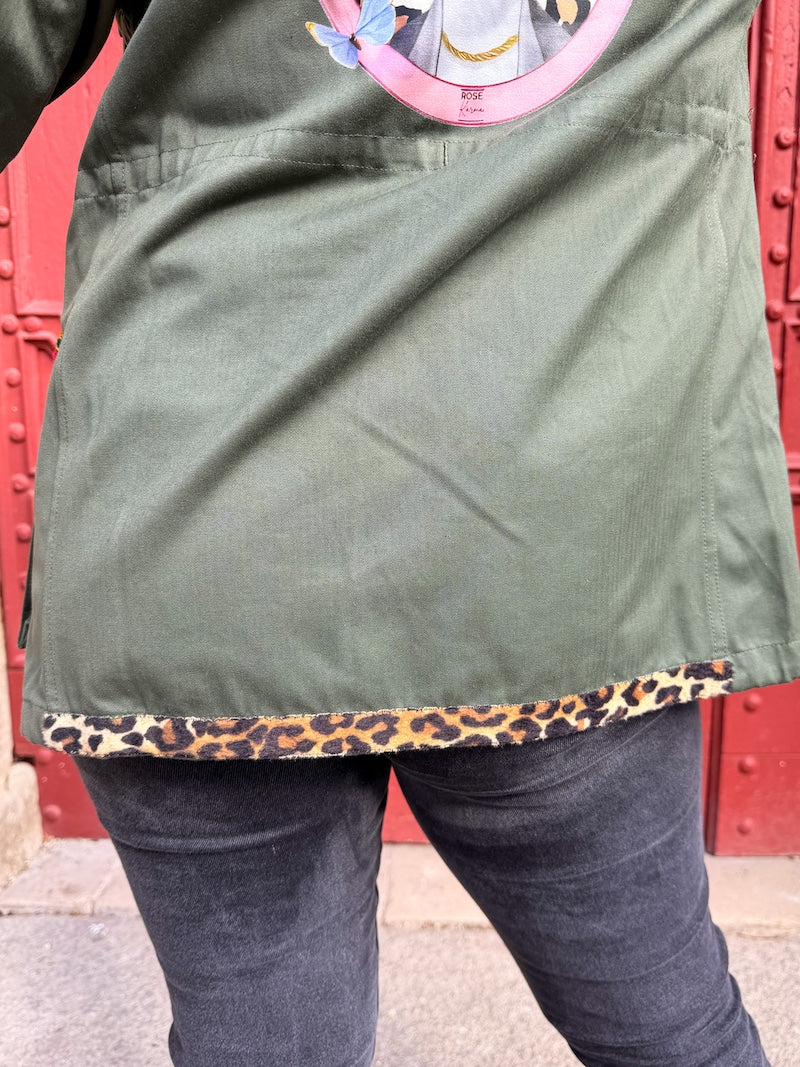 Veste kaki pour femme brodée à l'effigie de Frida Kahlo