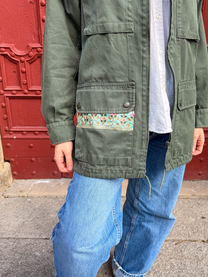 Veste militaire kaki pour femme customisée de Fleurs