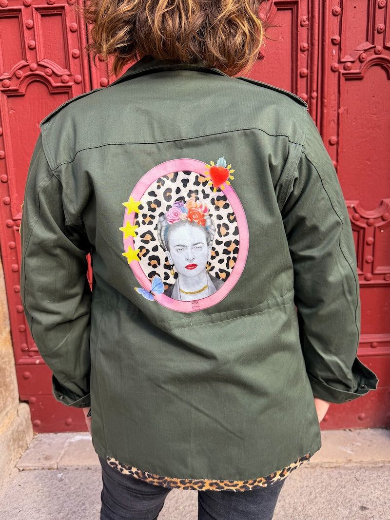 Veste kaki pour femme brodée à l'effigie de Frida Kahlo