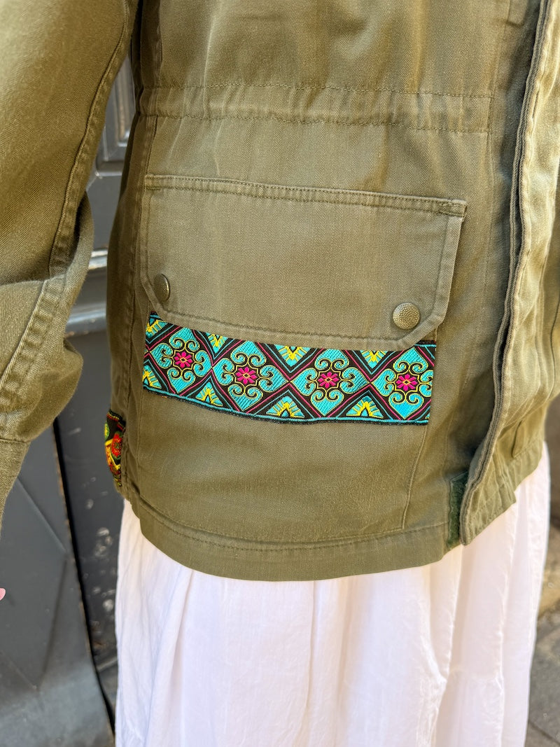 Veste militaire customisée à l'effigie de Frida Kahlo