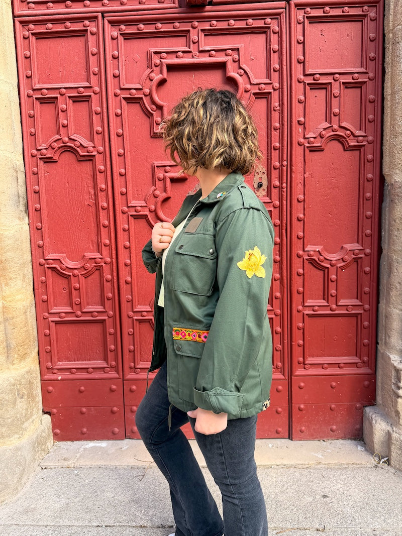 Veste kaki pour femme brodée à l'effigie de Frida Kahlo