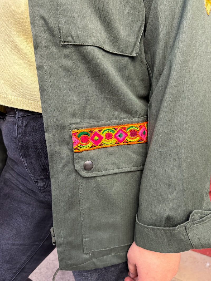 Veste kaki pour femme brodée à l'effigie de Frida Kahlo