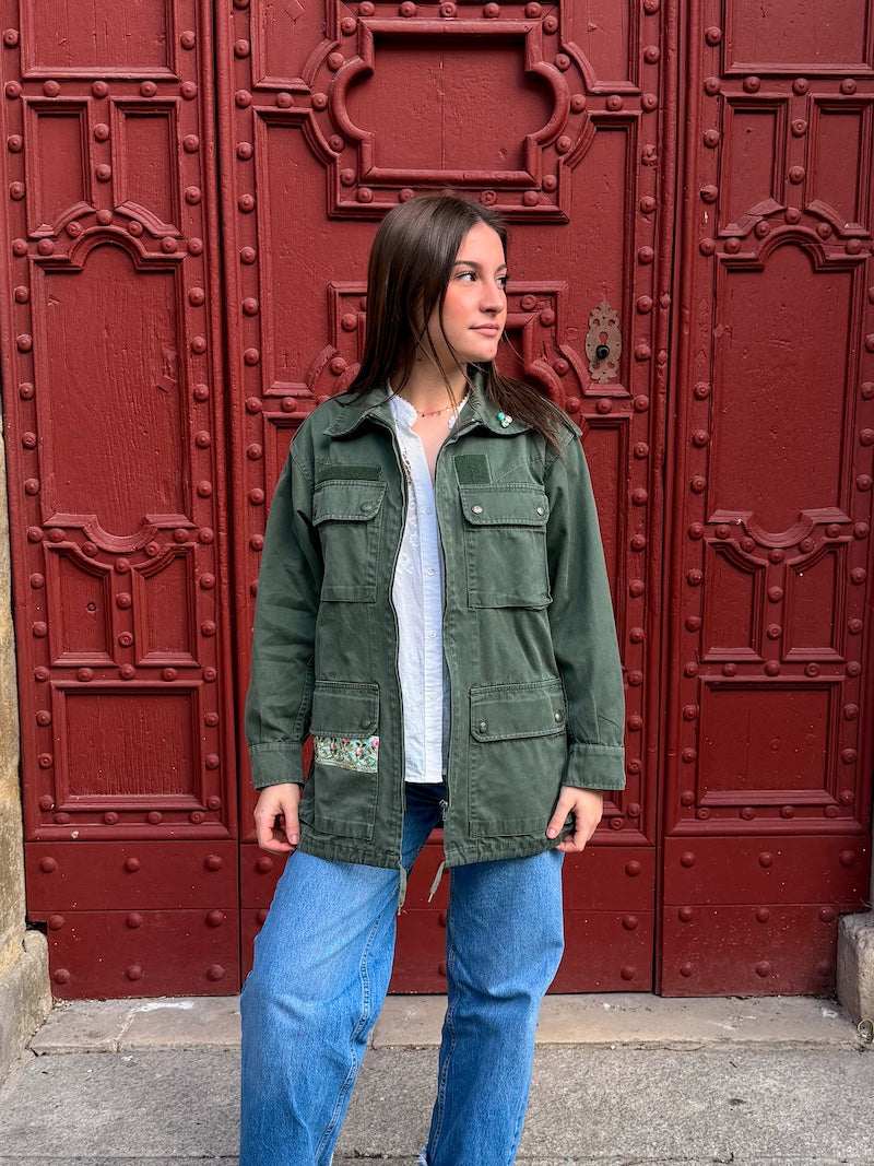 Veste militaire kaki pour femme customisée de Fleurs