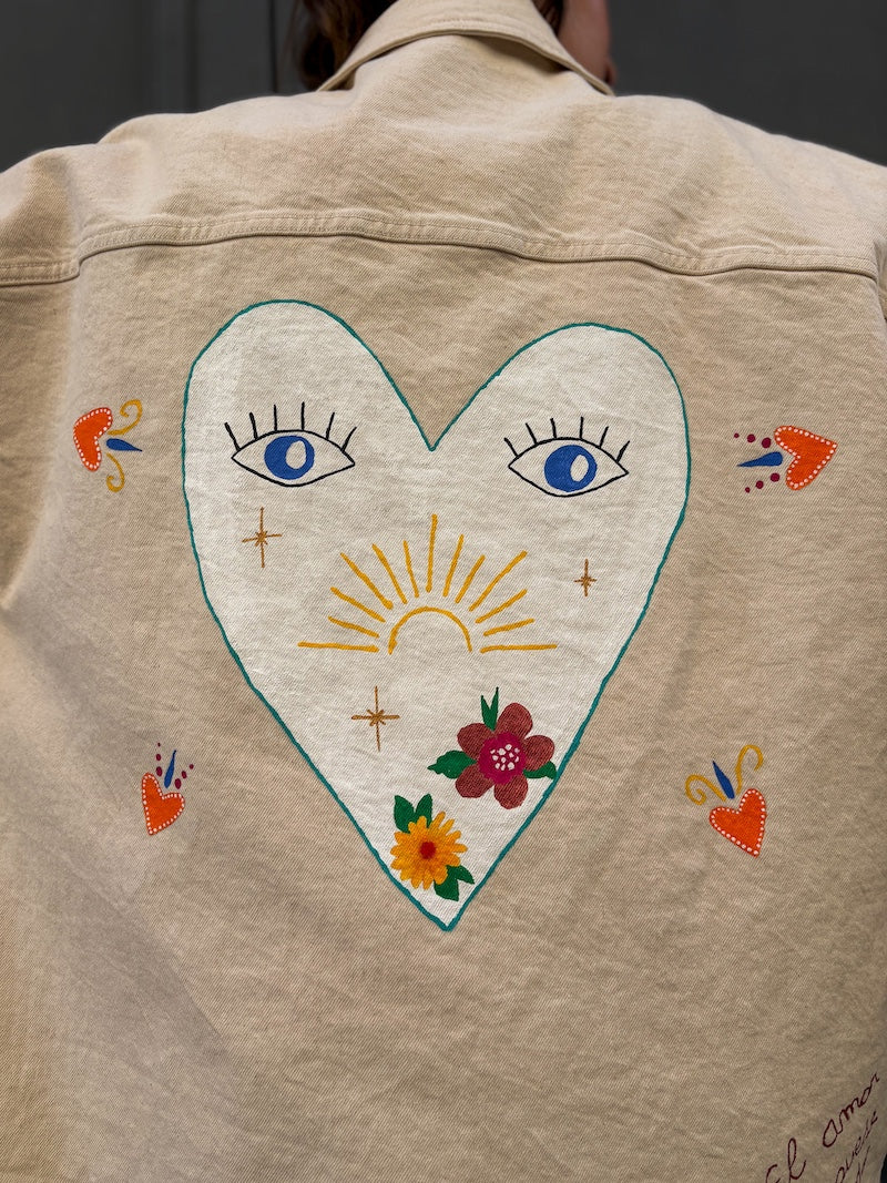 Veste en jean oversize peinte à la main d'un coeur sacré Milagros