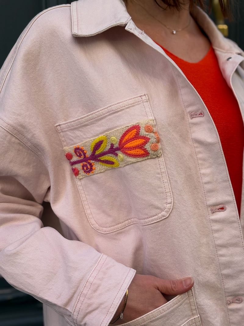 Veste rose oversize peinte à la main d'un coeur