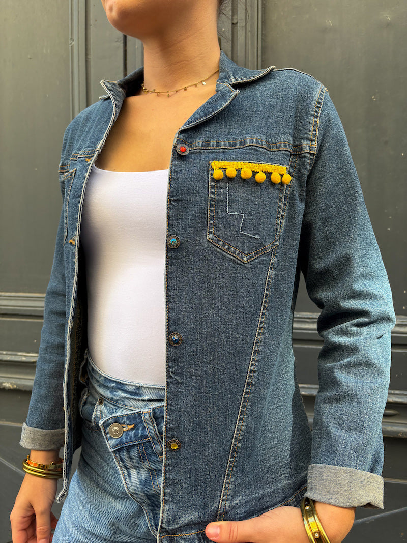 Veste en jean customisée de fleurs rouges et jaunes