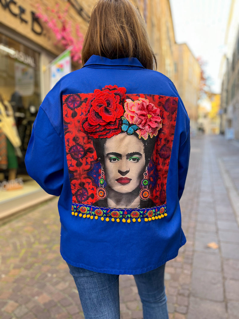 Veste bleu de travail customisée d'un visage Frida Kahlo
