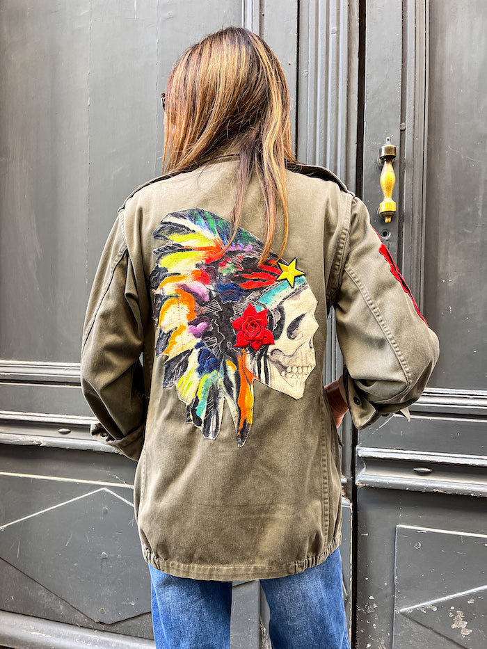 veste militaire upcyclée customisée d'une tête d'indien crâne peinte et fleurie réalisée à la main par Rose Karma