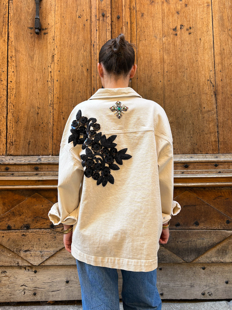 Veste oversize blanc cassé brodée de fleurs baroques en perles noires