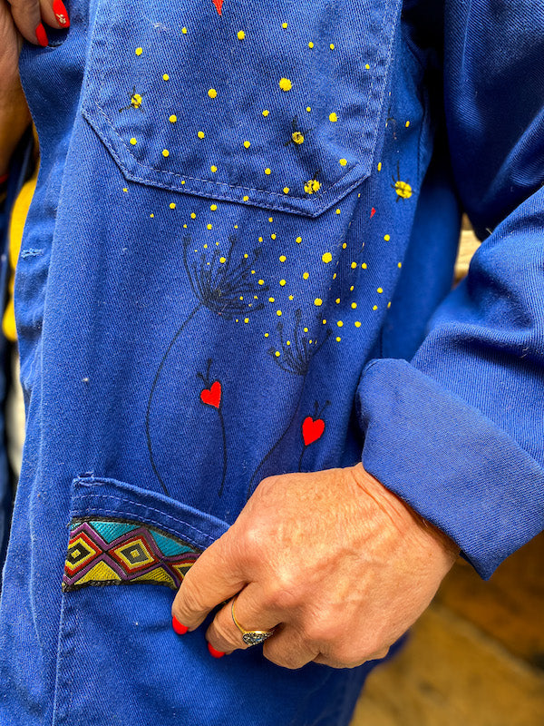 Veste bleu de travail customisée d'un visage abstrait style Castelbajac