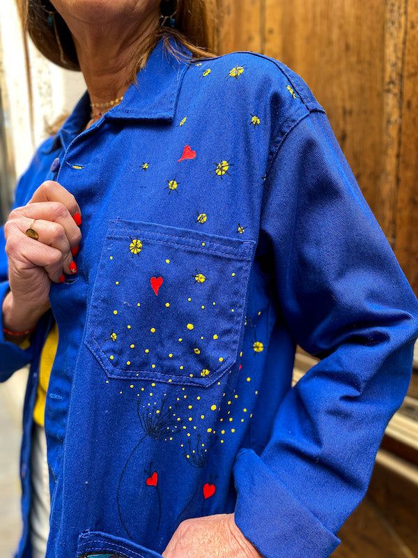 Veste bleu de travail customisée d'un visage abstrait style Castelbajac