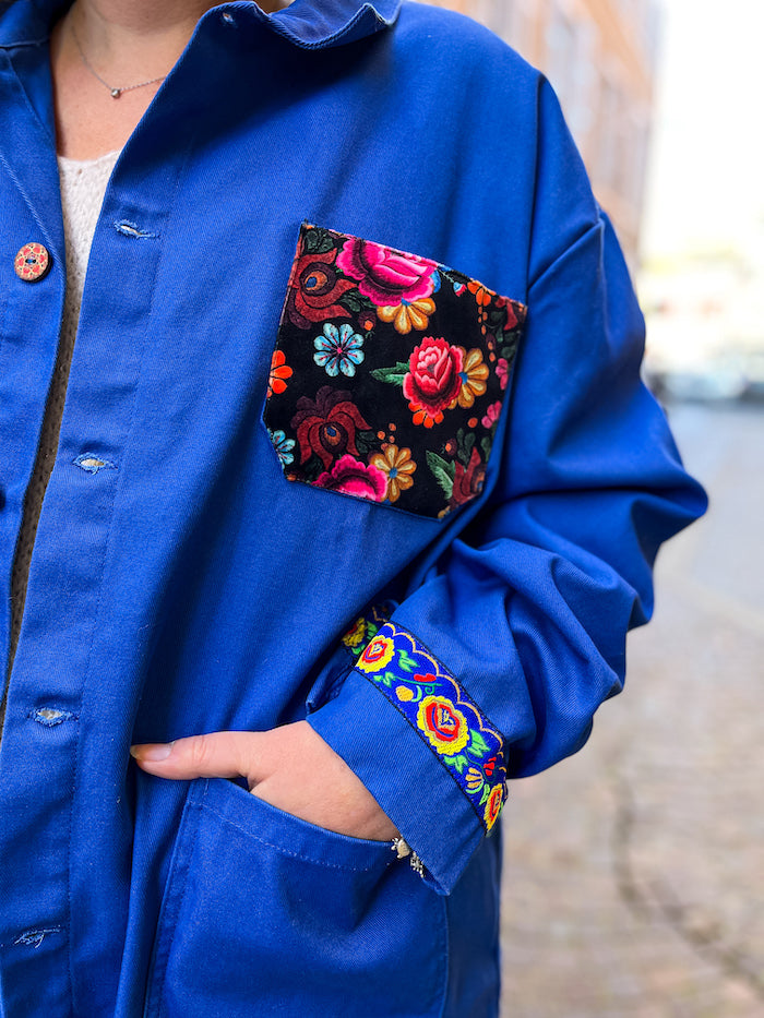 Veste bleu de travail customisée d'un visage Frida Kahlo