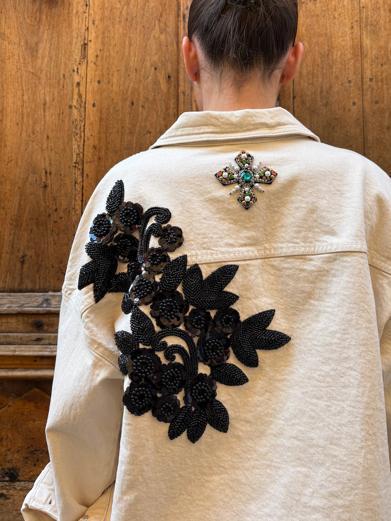 Veste oversize blanc cassé brodée de fleurs baroques en perles noires