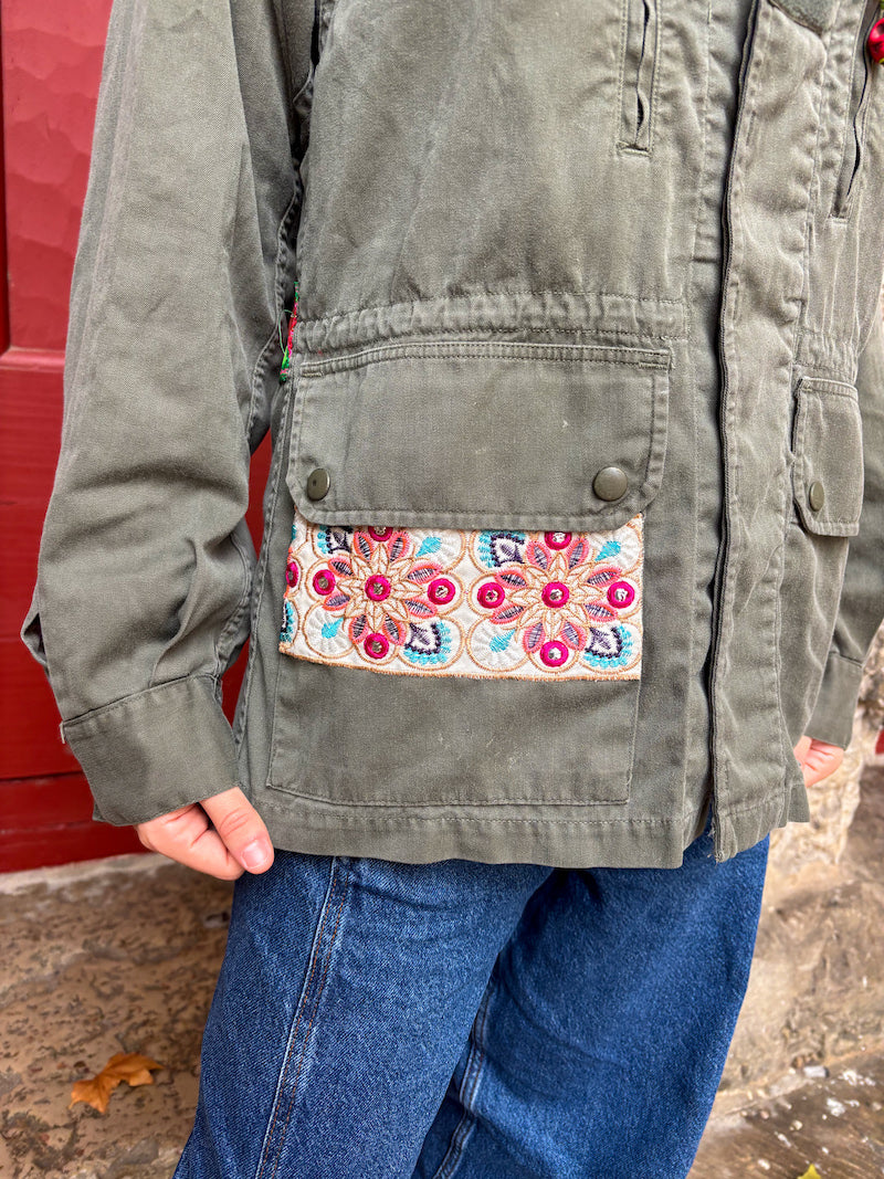 Veste militaire customisée Frida Kahlo - Pièce unique brodée main