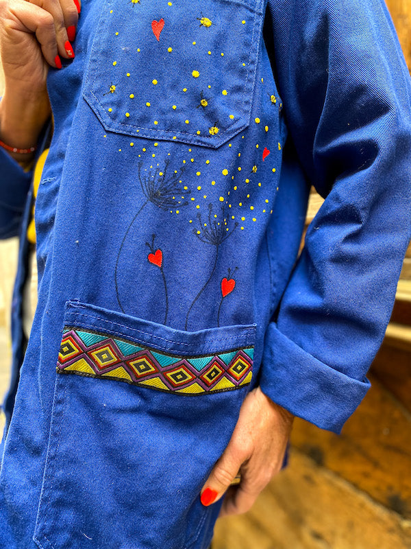 Veste bleu de travail customisée d'un visage abstrait style Castelbajac