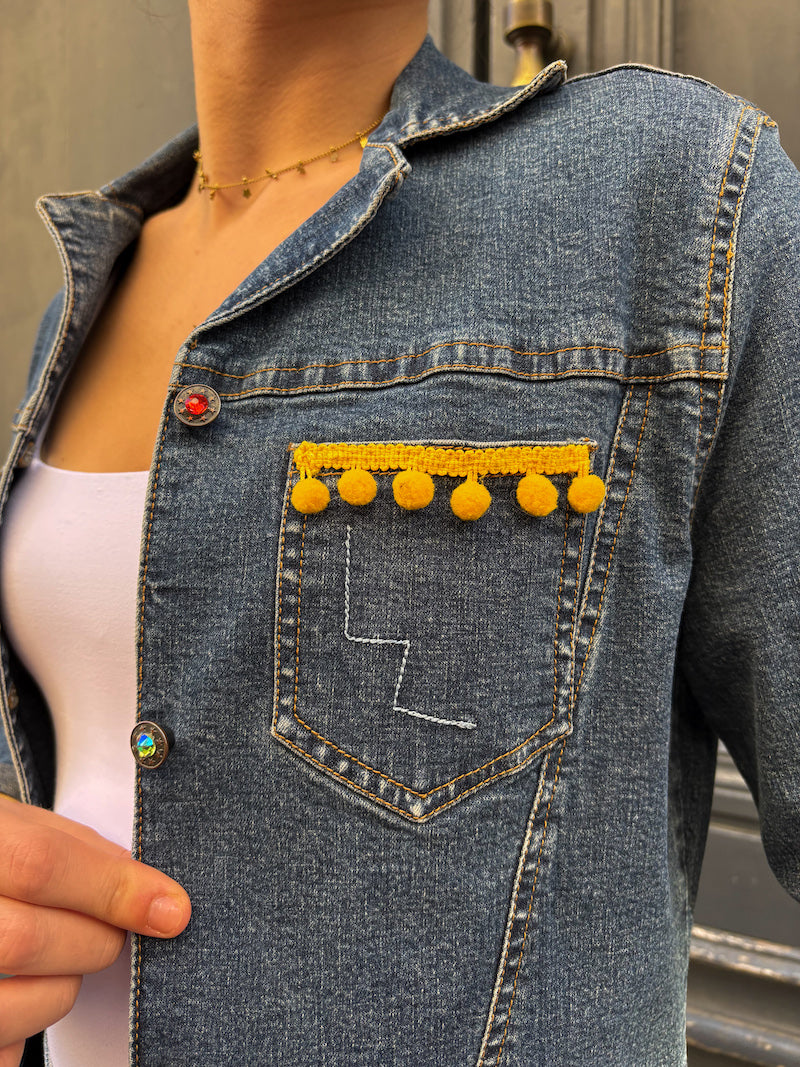 Veste en jean customisée de fleurs rouges et jaunes