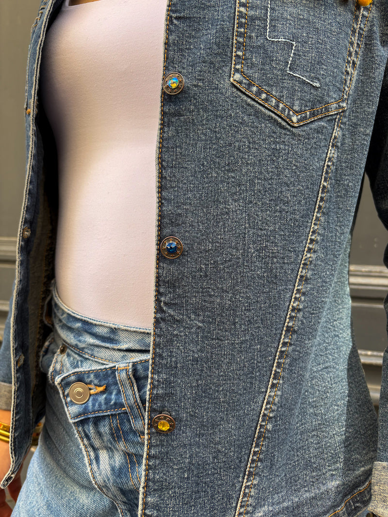 Veste en jean customisée de fleurs rouges et jaunes