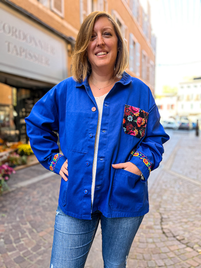 Veste bleu de travail customisée d'un visage Frida Kahlo