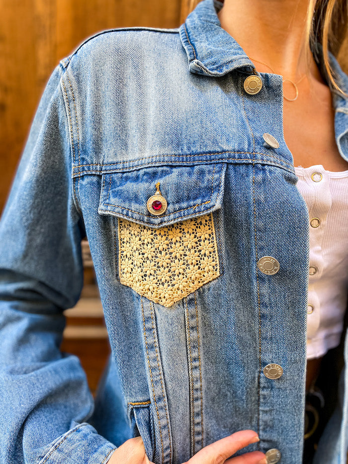 Veste jean brodée à la main de fleurs roses Pink Flowers