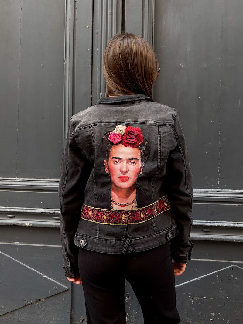 Veste en jean noir brodée à la main Frida Kahlo - Rosa Nocturna