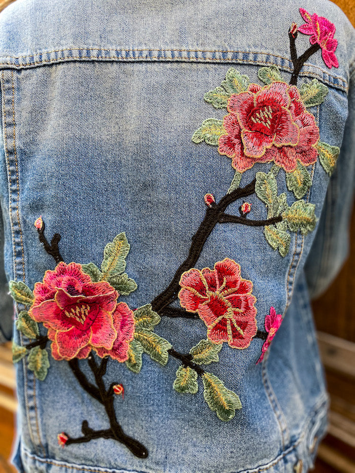 Veste jean brodée à la main de fleurs roses Pink Flowers